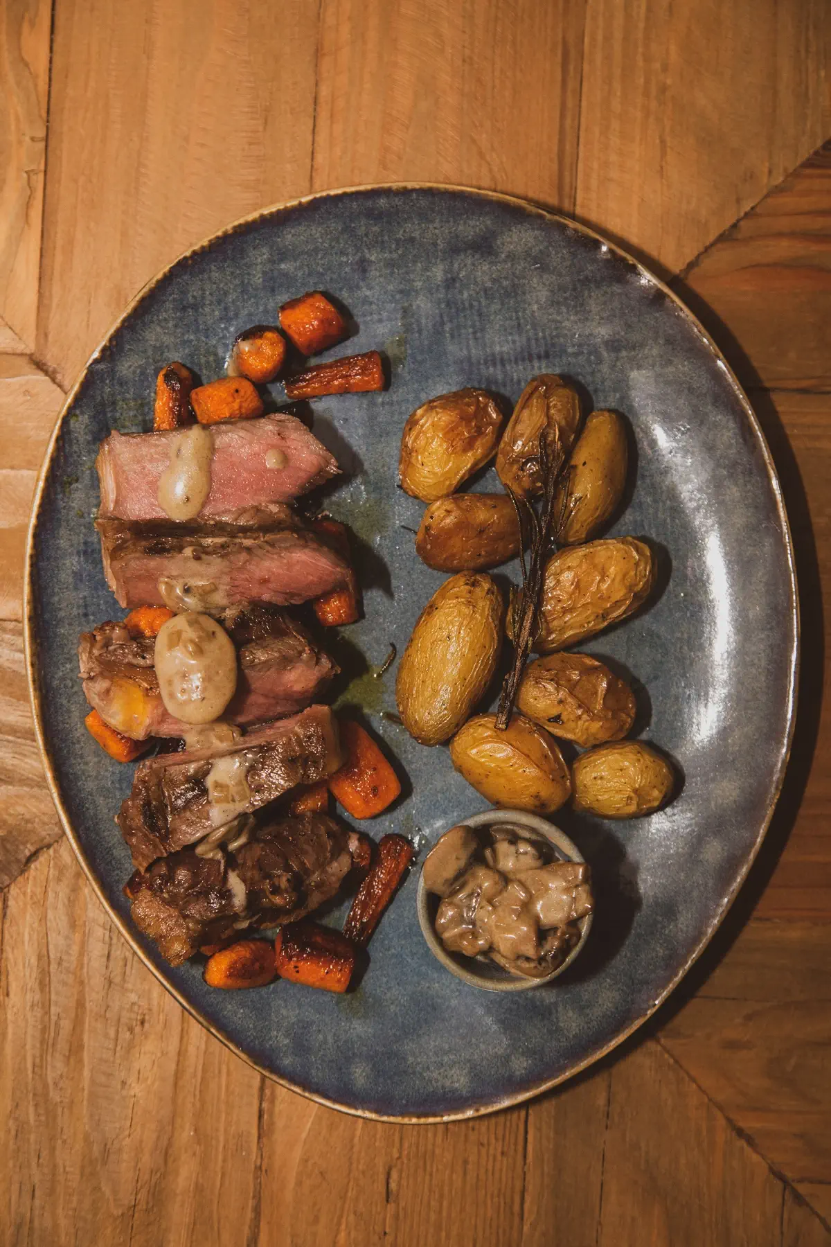 Plat de bœuf, pommes de terre et carottes