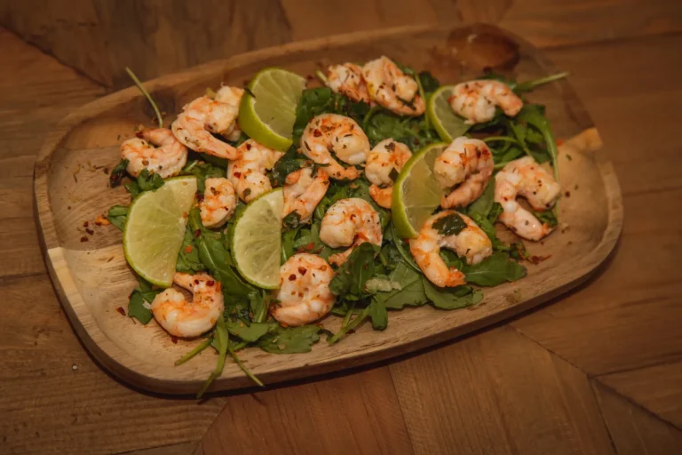 Plateau de crevettes accompagné de citron vert